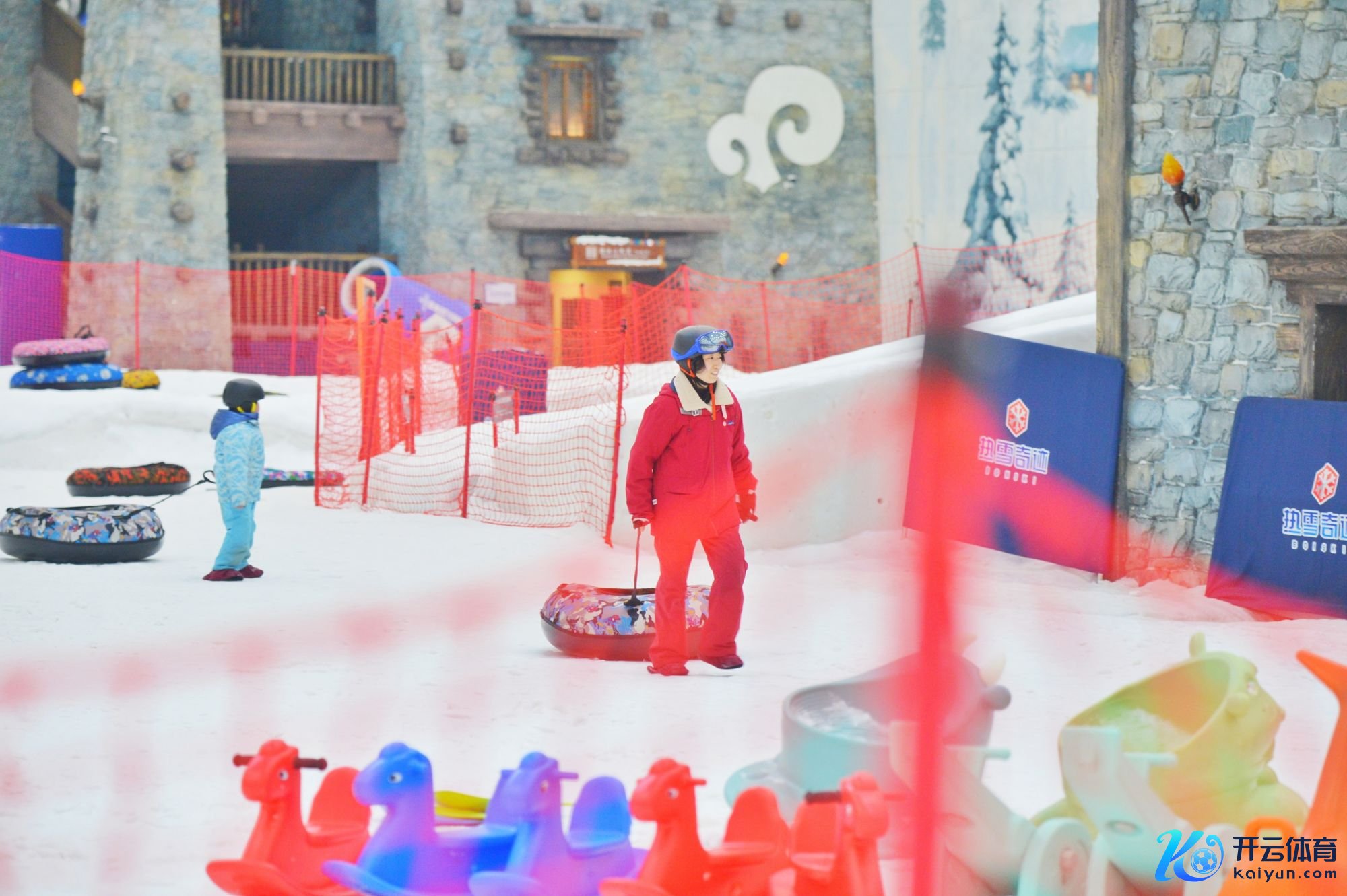 行径现场，栽种和旅客飞奔低级雪谈，以滑雪开板共同开动都江堰冰雪温泉昂然季。行径中，与会嘉宾还实地考试成都融创文旅城，客源地文旅资源采购商还同都江堰文旅行业代表伸开漫谈换取。