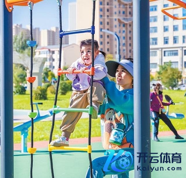 内蒙古呼和浩特万和体育公园，家长匡助孩子攀爬绳梯，丁根厚摄。图源东说念主民日报