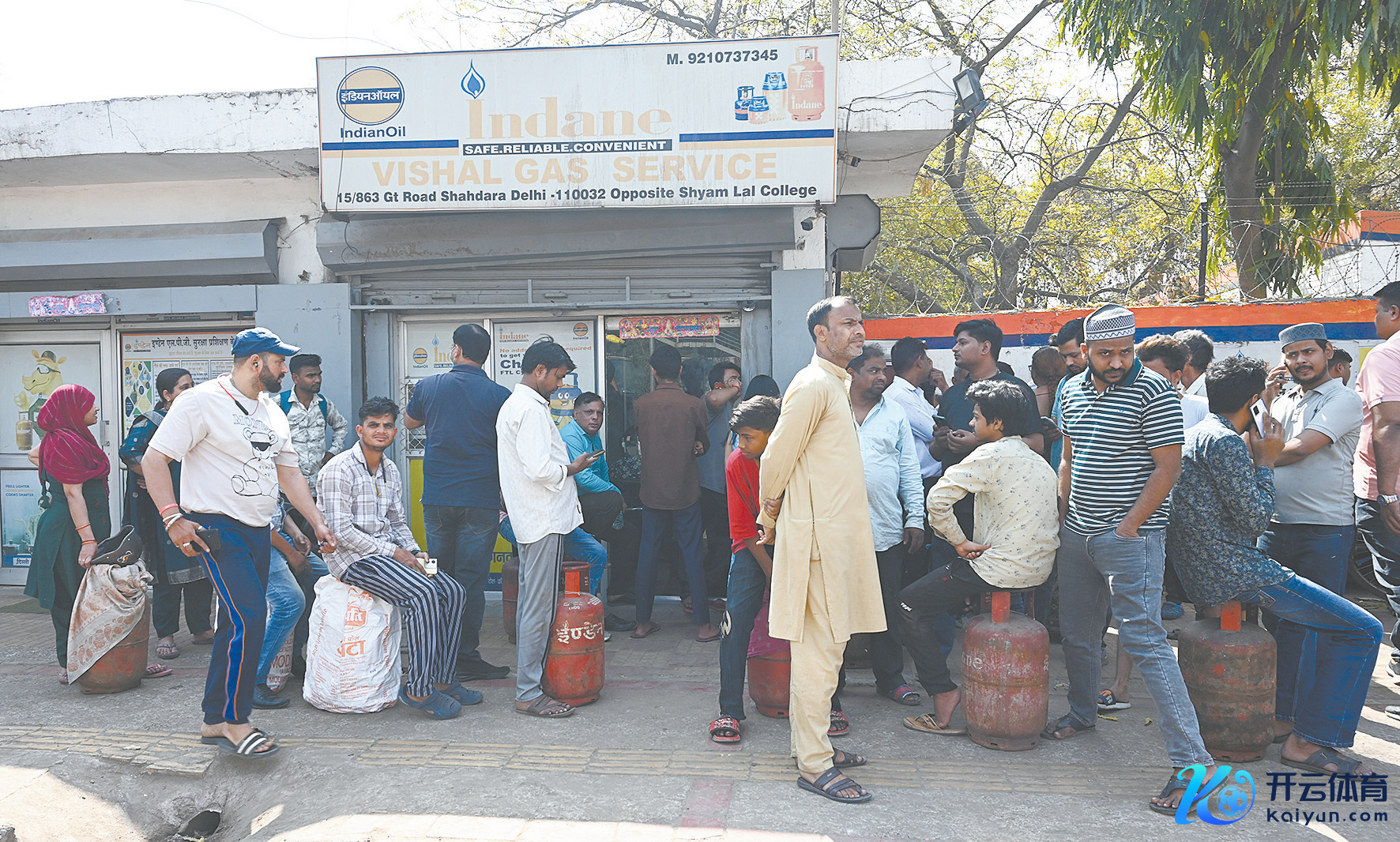 印度新德里住户列队恭候充装液化石油气。 (视觉中国)
