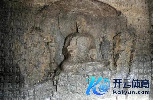 河南鹤壁一水库水位下落现千佛石窟 千年佛像重睹天日